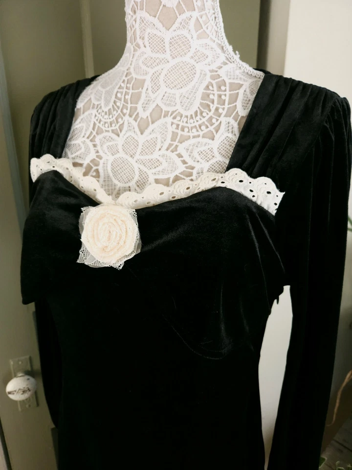 Simple Retro Valentina Black Velvet Dress With Cream Lace Cuffs And Rosette L - Image 4 of 4