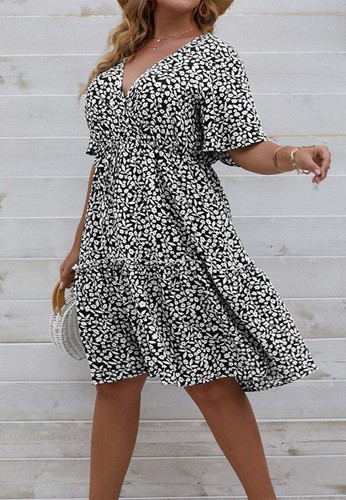 Plus Size Floral Surplice Neck Short Sleeve Dress - Bild 8 von 11
