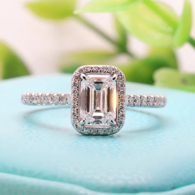 2,24 kt Smaragdschliff Moissanit Halo Verlobungsring in 14 K Weißgold vergoldet