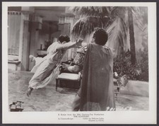 Edmund Purdom lunges at Victor Mature The Egyptian 8x10 photo 1954