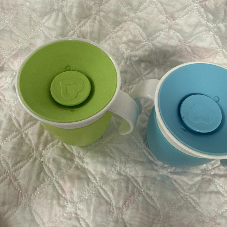 Munchkin Lote de 2 Tazas Mircle 360 Sippy con Asas 1) Azul / 1) Verde Libre de BPA Foto 2 de 4