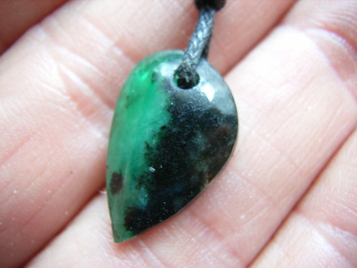 Zweifarbiger SMARAGD Tropfen-Cabochon gebohrt, am Band. Zweifarbiger SMARAGD Tropfen-Cabochon gebohrt, am Band.