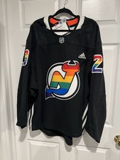 Camiseta deportiva firmada por Mackenzie Blackwood #29 Pride Night New Jersey Devils