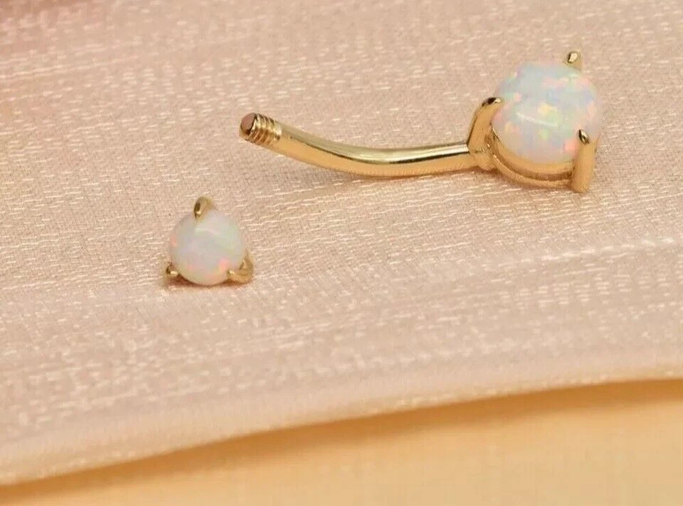 Anillo ombligo ópalo blanco de corte redondo de 0,50 quilates enchapado en oro amarillo de 14 quilates Foto 2 de 4