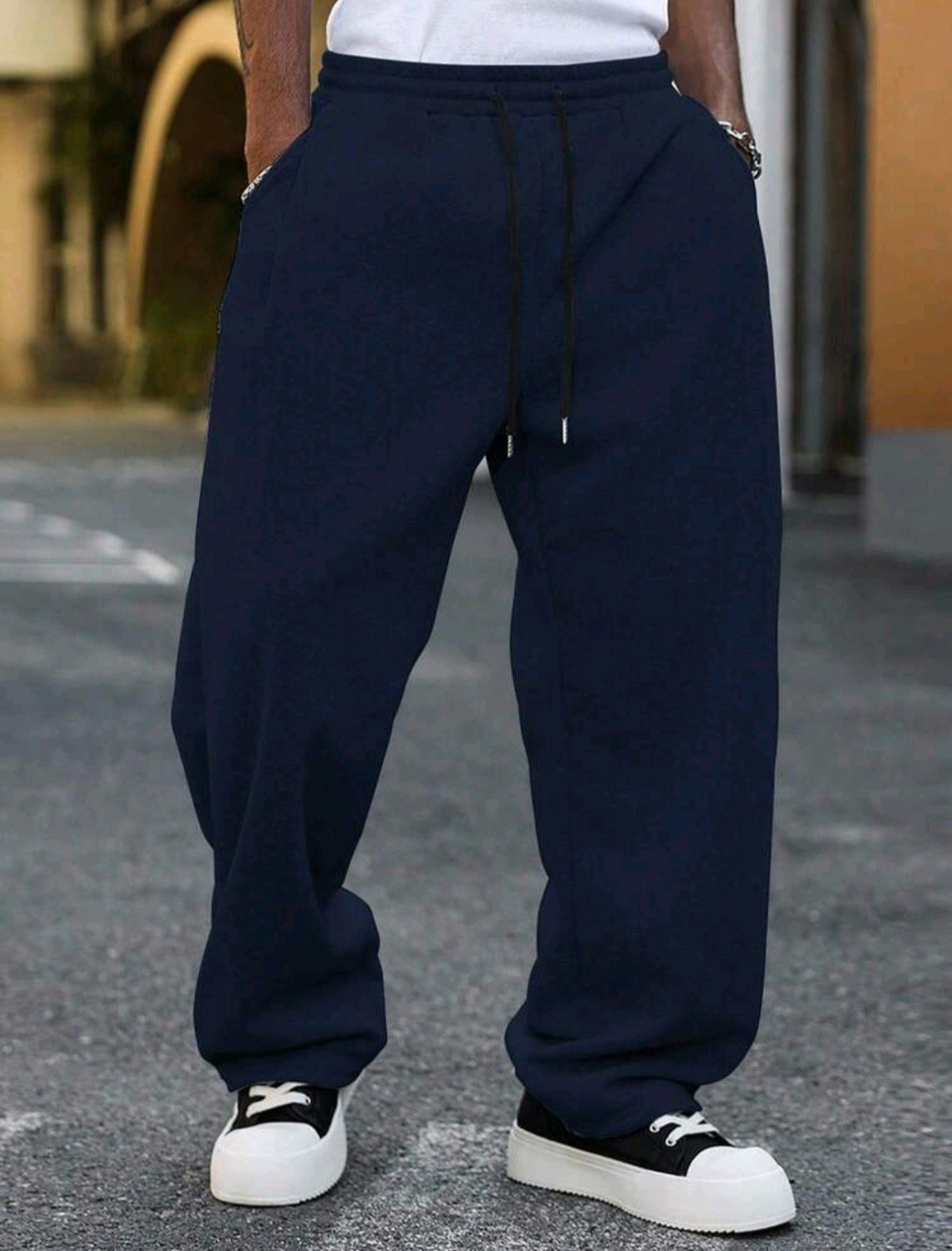 Pantalones de chándal con cordón en la cintura y pierna ancha para hombres.