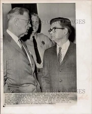 1961 Press Photo Lynn Morton talks with his father after trial in Los Angeles