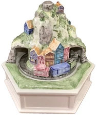 VINTAGE HAND-PAINTED PORCELAIN ENGLAND ANIMATED MUSIC BOX MUSICAL MOVING TRAIN