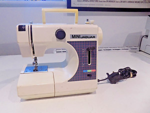 MINI Jaguar 472 Baby Nähmaschine weiß als Ersatzteile/Ersatzteile verkauft