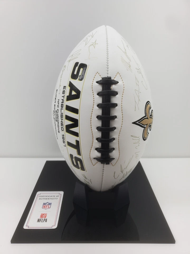 NFL Rawlings Signature Football 2021 con vitrina New Orleans Saints Foto 2 de 4