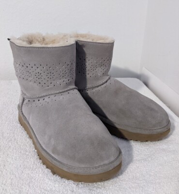 Ugg Australia Dae Sunshine Perf Bailey Bow Drizzle 1019197 Sheepskin Suede Sz 8