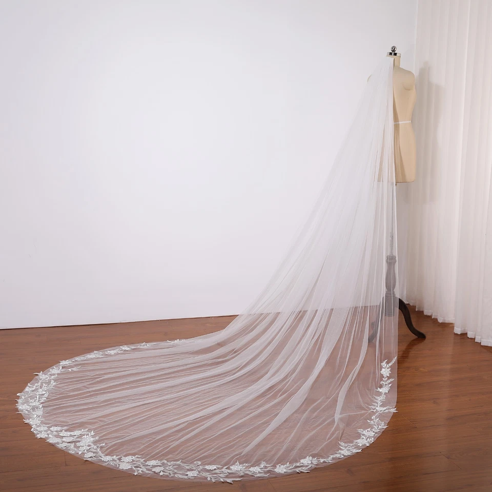 Velo de novia de tul marfil con patrón de encaje flor de melocotón Foto 2 de 4