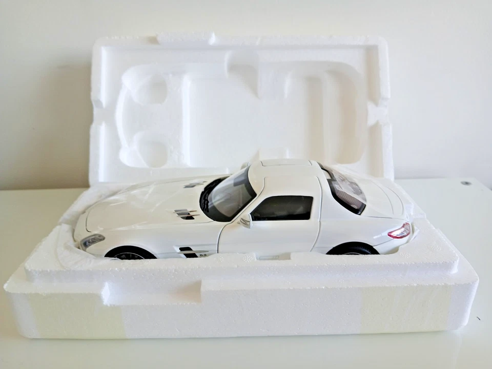 1:18 GT Autos Mercedes Benz SLS AMG White Welly - Image 4 of 4