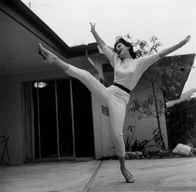 Actress Natalie Wood poses at her home in Los Angeles 1957 Old Photo 23