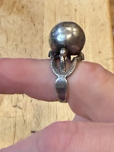 Unique Holding Up The World Silver Ring Vintage Size 7.25 US, 5.533 Grams