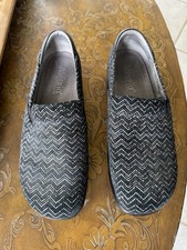 Alegria Women's Slip-On Shoes Black Chevron Pattern