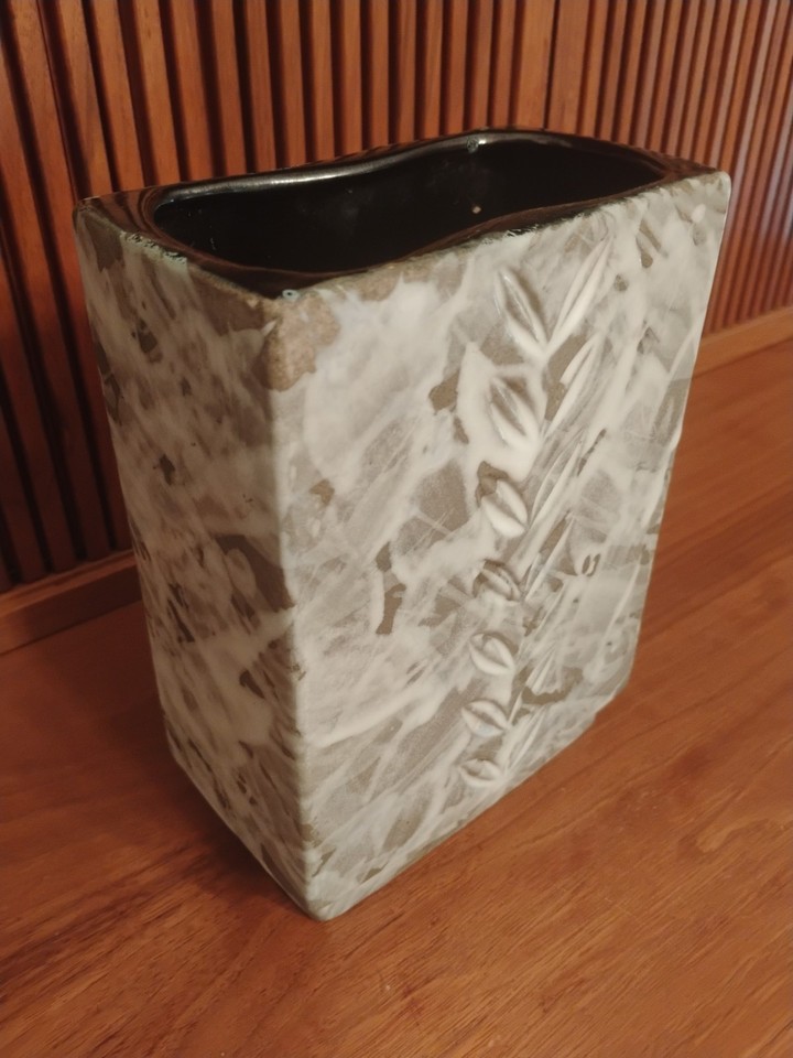 Royal Haeger art pottery Vase, olive/white leaf pattern R527 7.25" Mid Century