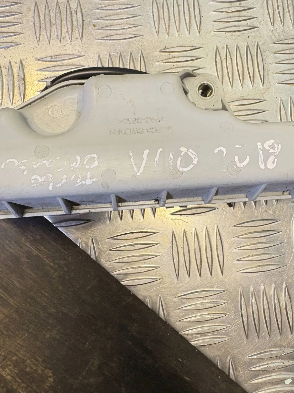 Volvo V40 vacuum reservoir tank side shape reference