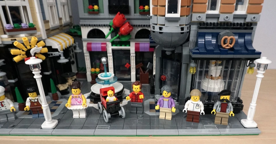 LEGO CREATOR: Assembly Square (10255) 100% With Figures And Instructions - Image 3 of 4