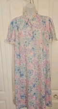 Miss Elaine Small Pink Floral Robe Full Snap Front Pockets Lightweight Vintage