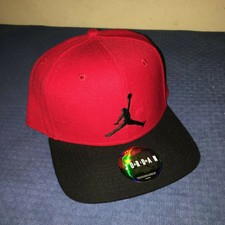 cappello air jordan rosso e nero