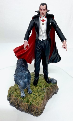 Diamond Select Universal Monsters Count Dracula with Wolf 7" Figure Statue - Picture 7 of 7