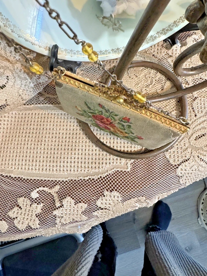 Cartera de tocador de colección Art Deco Petit Point con joyas con marco de triple placa ornamentado Foto 3 de 4