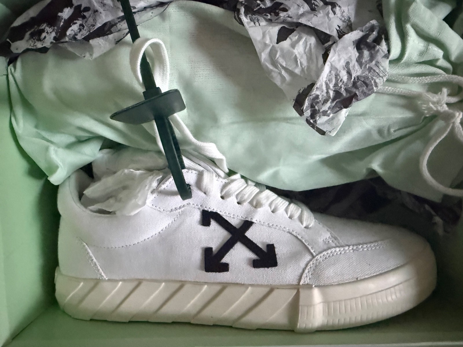 off white shoes - image 4