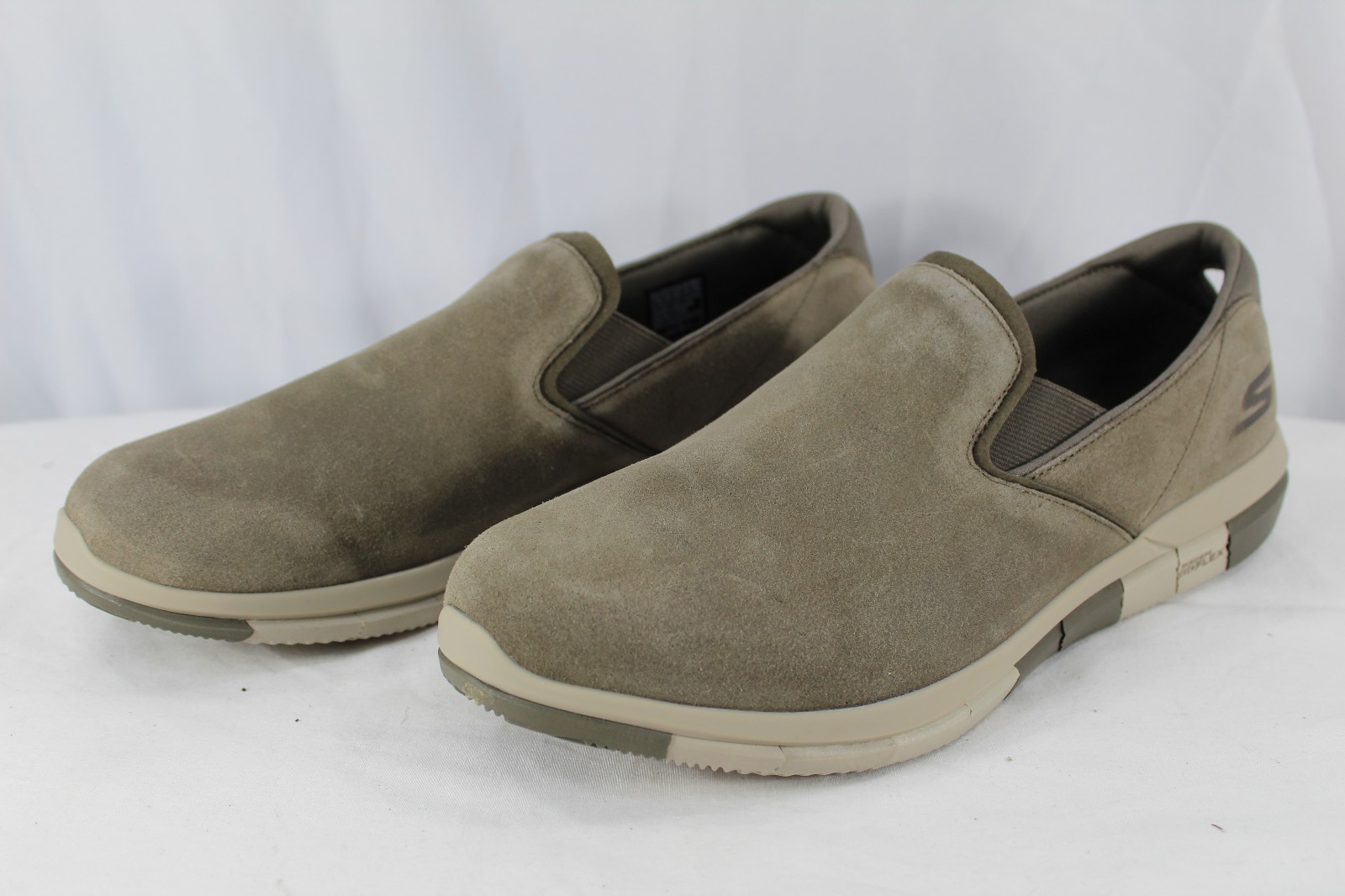 Skechers GoFlex Walk-Comrade Khaki Size 13 Innovative Sole Design Gogamat Insole Scarpe classiche da uomo Skechers GoFlex Walk-Comrade Khaki Size 13 Innovative Sole Design Gogamat Insole Scarpe classiche da uomo