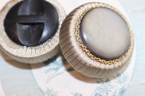 Costume Beige à Carreaux avec Mocassins à Pompons