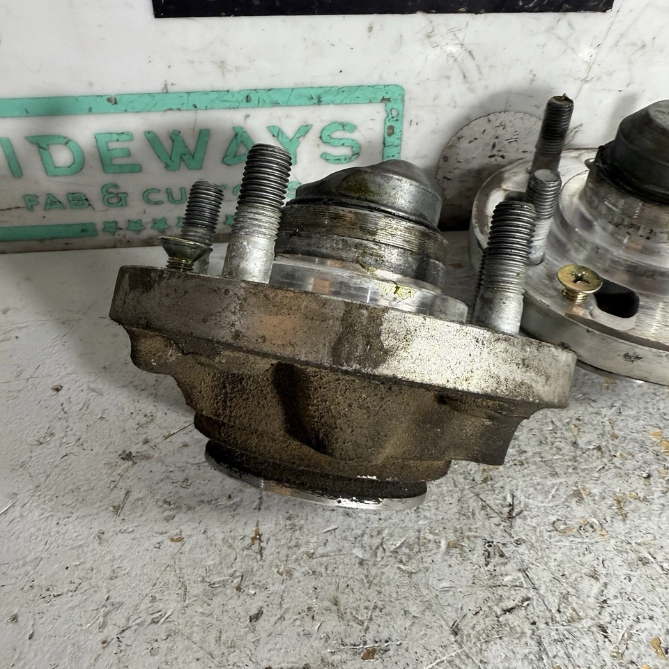 Par de bujes de rueda delantera izquierda derecha FC Mazda RX7 86-91 5 tacos Foto 3 de 4