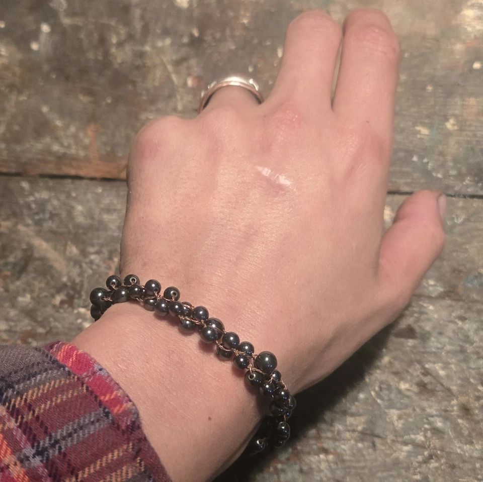 Pulsera de energía magnética espiral de hematita y cobre artesanal - flujo cósmico Foto 3 de 4
