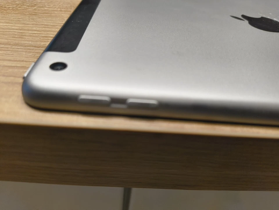 IPAD 5TH GENERAZIONE (2017) 9,7" / 128GB / IOS 16.3.1 / TOUCH ID / JACK CUFFIE - Immagine 4 di 4