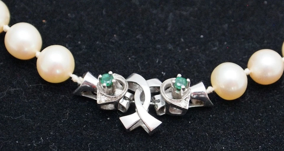 Perlenkette, ca. 62 cm - 66 Perlen D=7,5mm - Schließe 585 Weißgold - 2 Smaragde - Bild 2 von 4