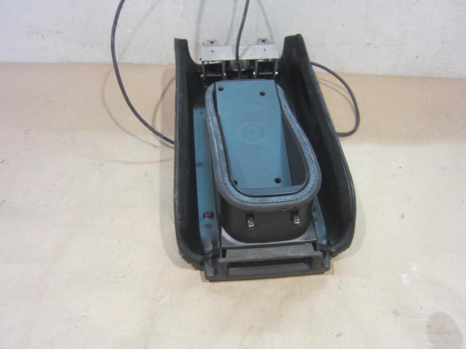 Maserati Quattroporte 2005-2006 Center Console Arm Rest Phone Storage 981383500