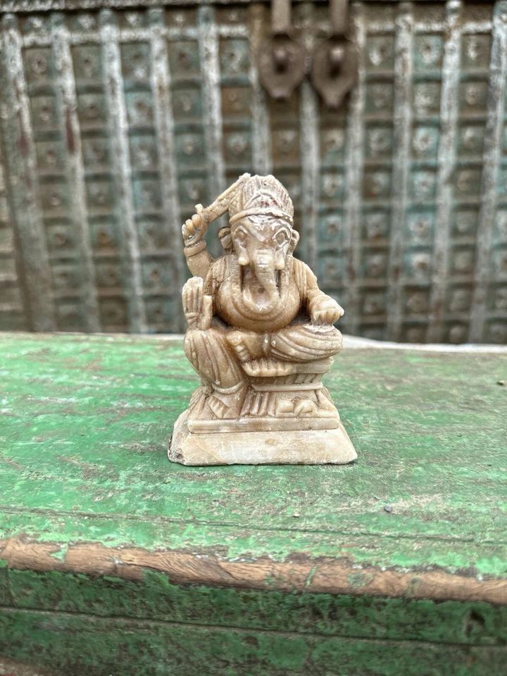 Escultura antiga de pedra de mármore esculpida à mão do deus hindu Ganesha - Imagem 2 de 4