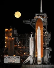 SPACE SHUTTLE DISCOVERY ON LAUNCH PAD 39A AS MOON SETS  8X10 NASA PHOTO (EP-140)