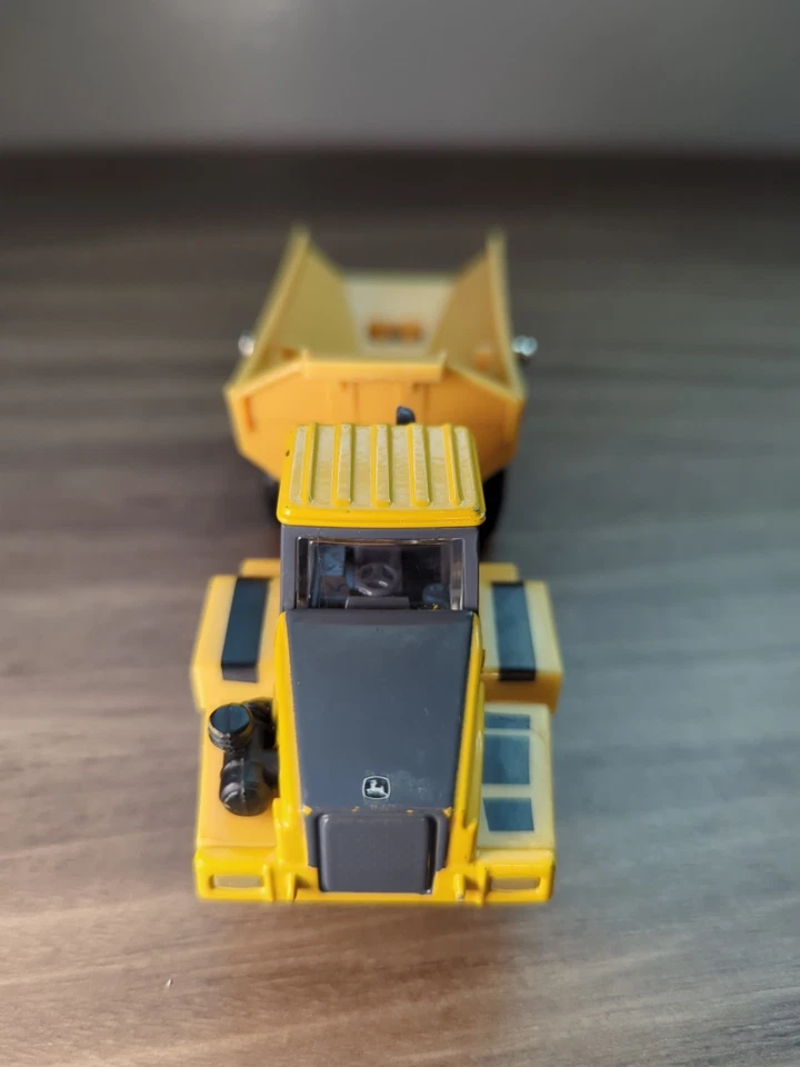 Camión de volteo articulado Tomy John Deere 5,5" de largo escala 1/64 plástico fundido dorado Foto 2 de 4