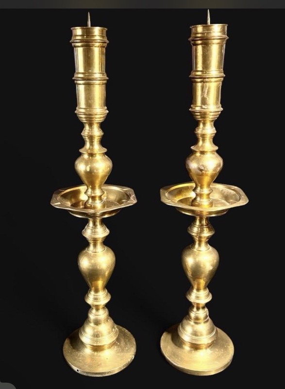🚨 2 VINTAGE Brass Candlesticks Floor Standing Candle Holders Large 23” Tall 🕯️