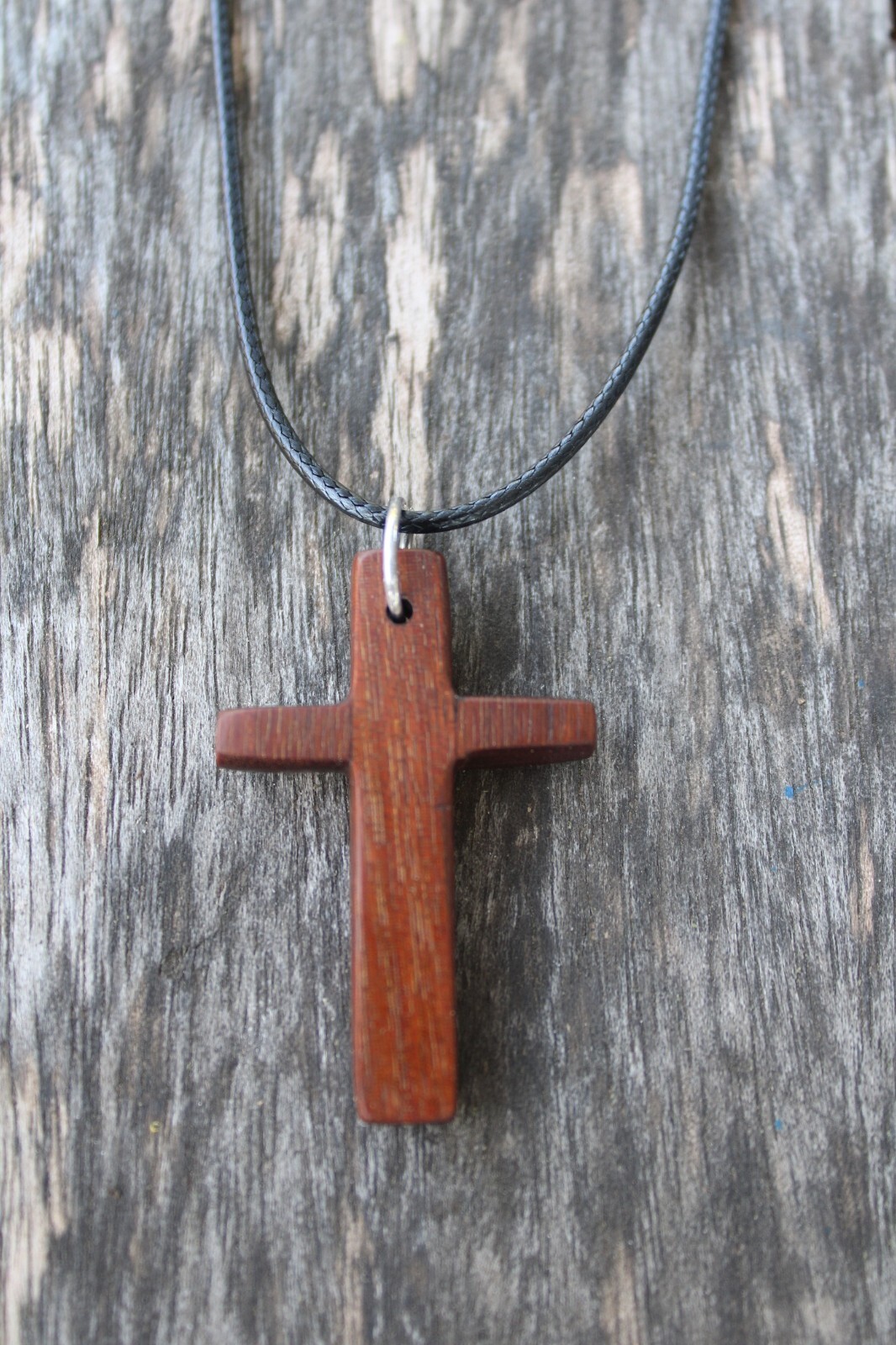 Pendentif croix bois de hêtre Koala-Shop : bijoux artisanaux de 4 cm