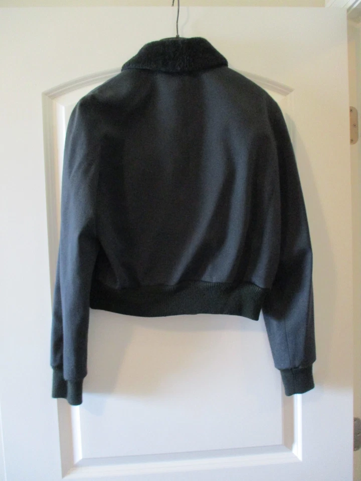 JAQUETA FEMININA VINTAGE COLEÇÃO CALVIN KLEIN GOLA DE PELE SINTÉTICA Tamanho 12-FABRICADA NA ITÁLIA - Imagem 3 de 4