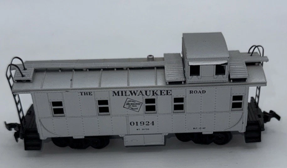 Athearn HO Scale model train  Milwaukee Road Cupola Caboose, #01924,with Box - Image 3 of 4