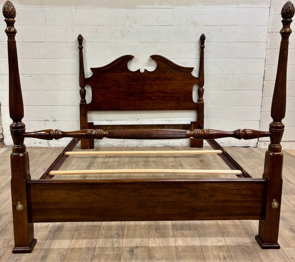 Винтажная кровать-трансформер Kincaid Furniture полуторная или полноразмерная резная с четырьмя плакатами - Изображение 3 из 4