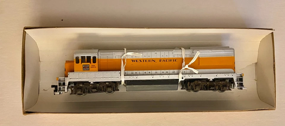 Athearn HO Scale Western Pacific U28B/U30B Diesel Locomotive Blomberg Trucks - Image 2 of 4