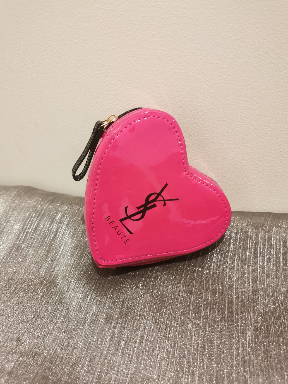 Yves Saint Laurent YSL Beauty borsa trucco a forma di cuore astuccio portamonete novità