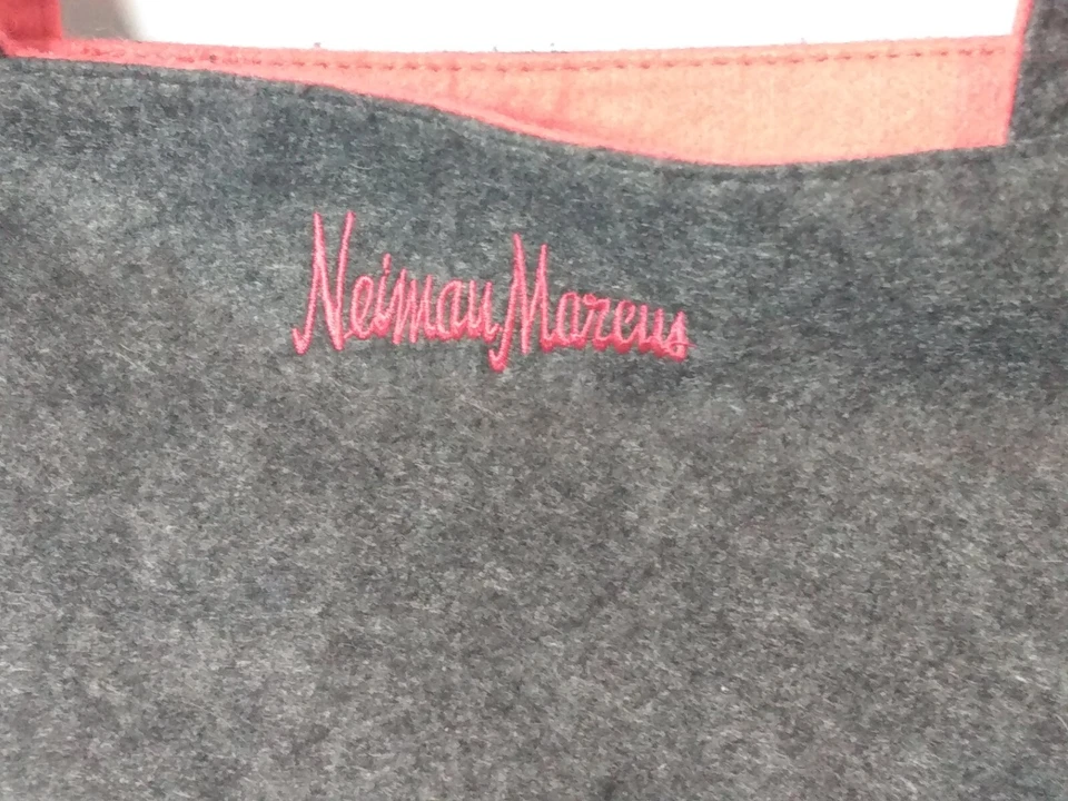 Bolso de Mano Neiman Marcus Fieltro Reutilizable Gris/Rojo Usado Excelente Estado Foto 2 de 4