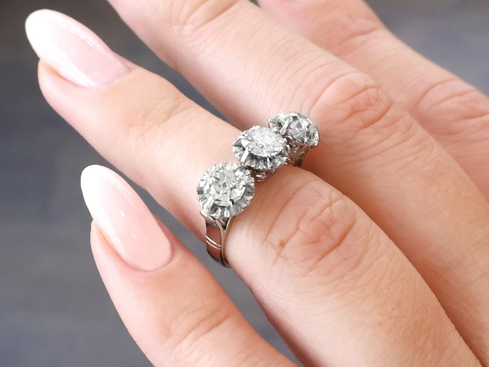 Anillo de compromiso trilogía de diamantes y paladio de 1,81 quilates de la década de 1920 Foto 3 de 4