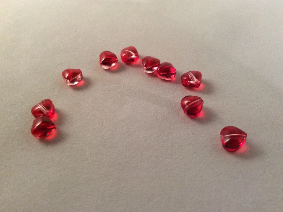 10 x red spray painted heart glass ab frosted bead, app 6x6x4mm.Hole 0.7mm. - Image 4 of 4
