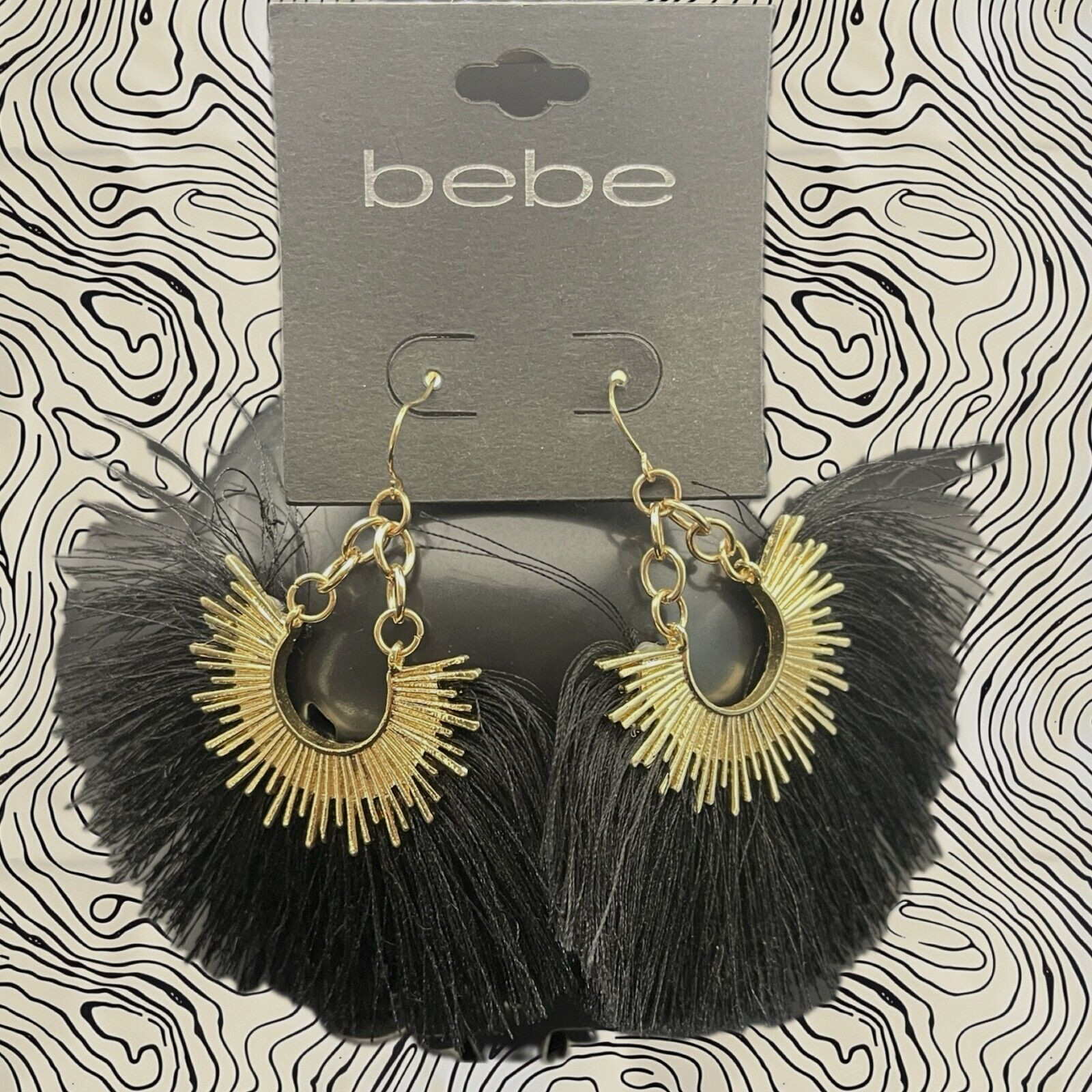 Pendientes de gancho Bebe grandes negros con flecos en tono dorado acento Sunburst