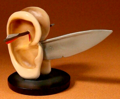 Scultura 'Orecchie Con Coltello' Ispirata A Hieronymus Bosch - Replica In Resina, Altezza 6.5 Cm, Da Collezione