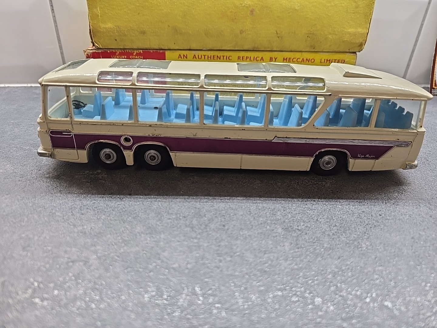 Dinky 952, Vega Major Luxury Coach - Free Price Guide & Review